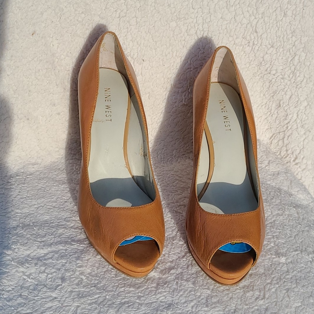 Tan Colored Nine West Peep toe 4 inch heel Sz 7M